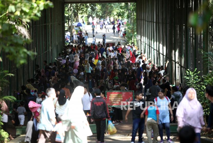 Pengunjung memadati Taman Margasatwa Ragunan di Jakarta, Senin (25/12).