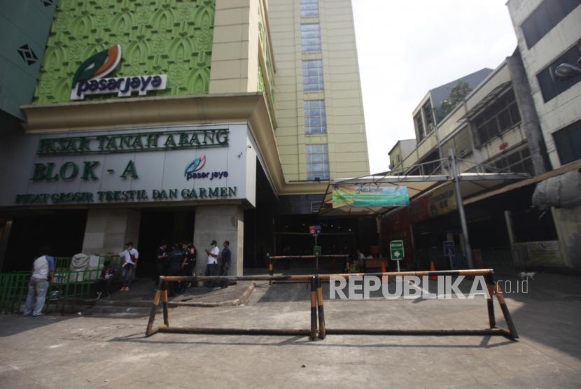 Pusat pertokoan Tanah Abang tutup sebagai dampak dari aksi unjuk rasa di depan gedung Bawaslu, Jakarta, Rabu (22/5).