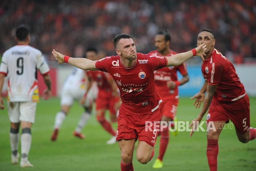 Penyerang Persija Jakarta Marko Simic melakukan seusai mencetak gol ke gawang Mitra Kukar dalam laga Liga 1 2018 di di Stadion Utama Gelora Bung Karno, Jakarta, Ahad (9/12).