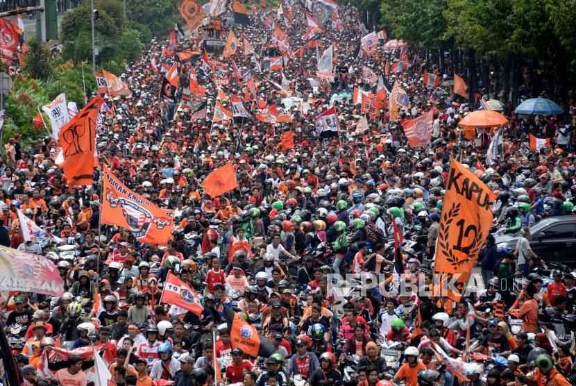 Sejumlah pesepak bola Persija bersama ofisial mengikuti pawai Persija Juara di Jalan MH.Thamrin, Jakarta, Sabtu (15/12).