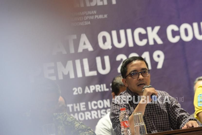 Ketua Perhimpunan Survei Opini Publik Indonesia (Persepi) Philips J Vermonte bersama para anggota Persepi memberikan keterangan saat expose data quick count pemilu 2019 di Jakarta, Sabtu (20/4).