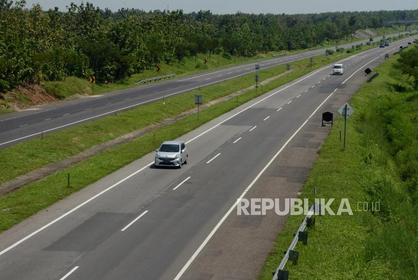 Sejumlah kendaraan melintasi Jalan Tol Cipali, Kabupaten Indramayu, Jawa Barat, Selasa (7/5).