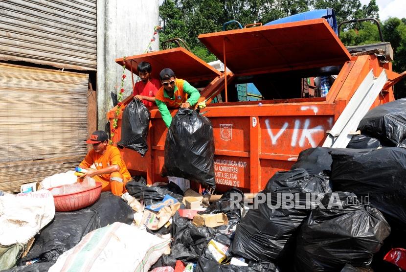 Petugas saat memilah sampah di Bank Sampah Dipo Sentral Tebet, Tebet, Jakarta Selatan.