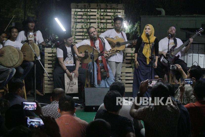 Grup musik religi Debu alami kecelakaan di Tol Probolinggo, Jawa Timur.