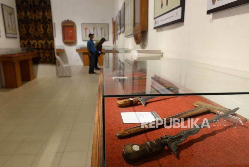 Pameran Simbolika Keris. Pengunjung mengamati koleksi keris saat pameran bertajuk 