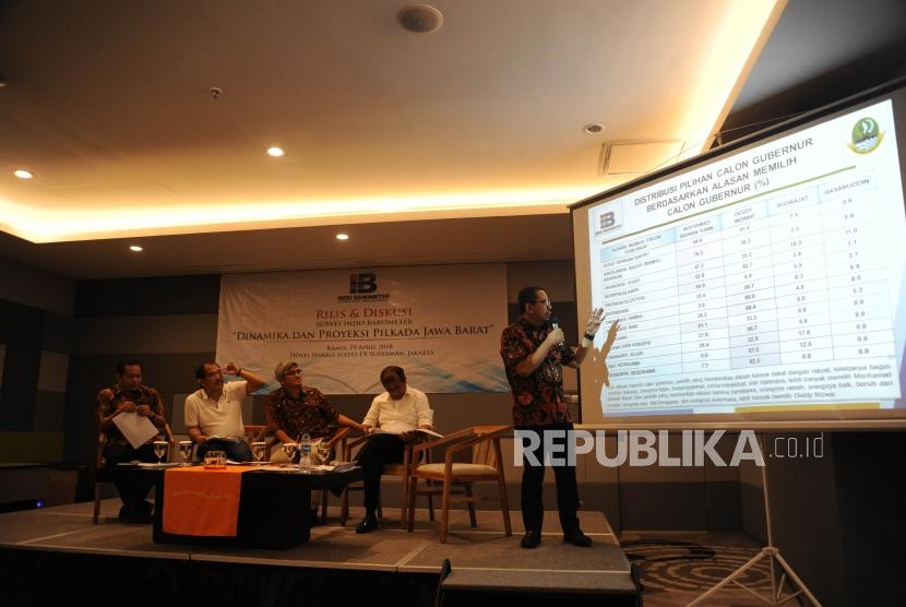  Direktur Eksekutif Indo Barometer, Muhammad Qodari menjelaskan hasil survei  tentang pilkada Jawa Barat yang di lakukan indobaremeter di  jakarta, Kamis (19/4).