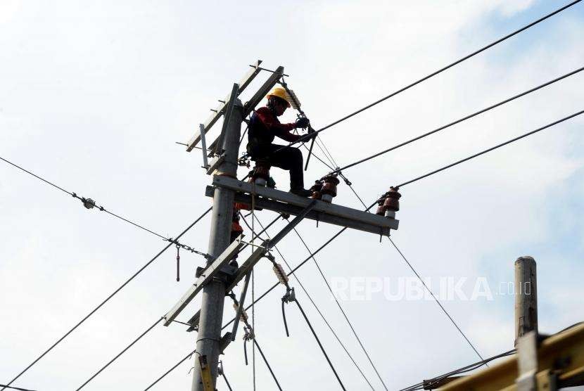 Sejumlah petugas memperbaiki jaringan PLN di Jalan Sis Al Jufri, Palu, Sulawesi Tengah, Jumat (5/10).