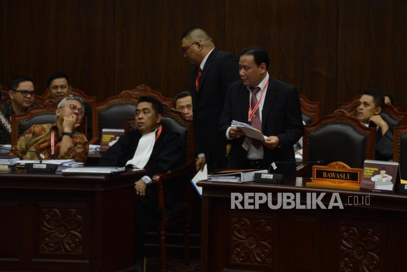 Ketua Bawaslu Abhan bersama Anggota Bawaslu Fritz Edward Siregar dan Ketua KPU Arief Budiman saat menjalani sidang lanjutan Perselisihan Hasil Pemilihan Umum (PHPU) Pemilihan Presiden (Pilpres) 2019 di Gedung Mahkamah Konstitusi, Jakarta, Selasa (18/6).