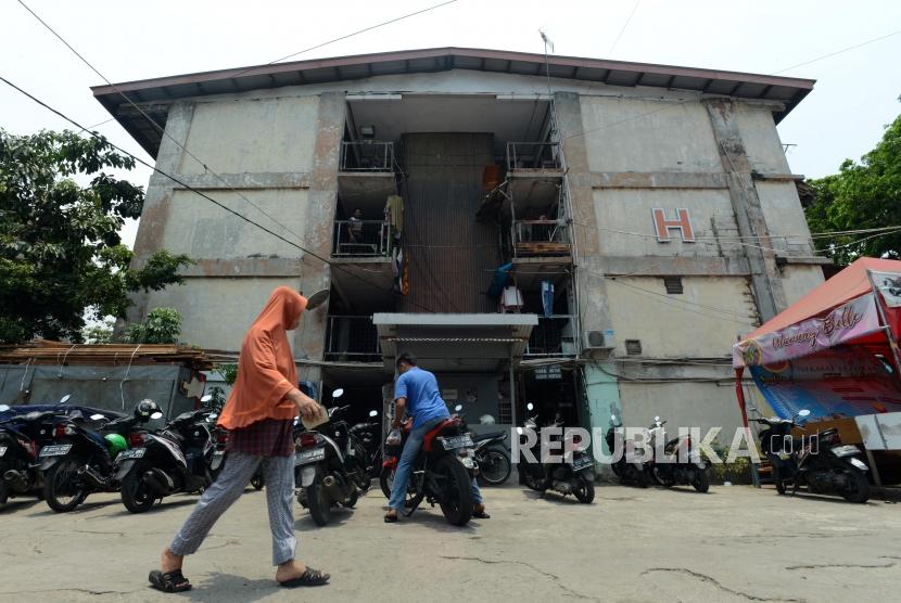 Warga melintas di depan rumah susun sederhana sewa (Rusunawa) Penjaringan, Jakarta Utara, Senin (22/10).