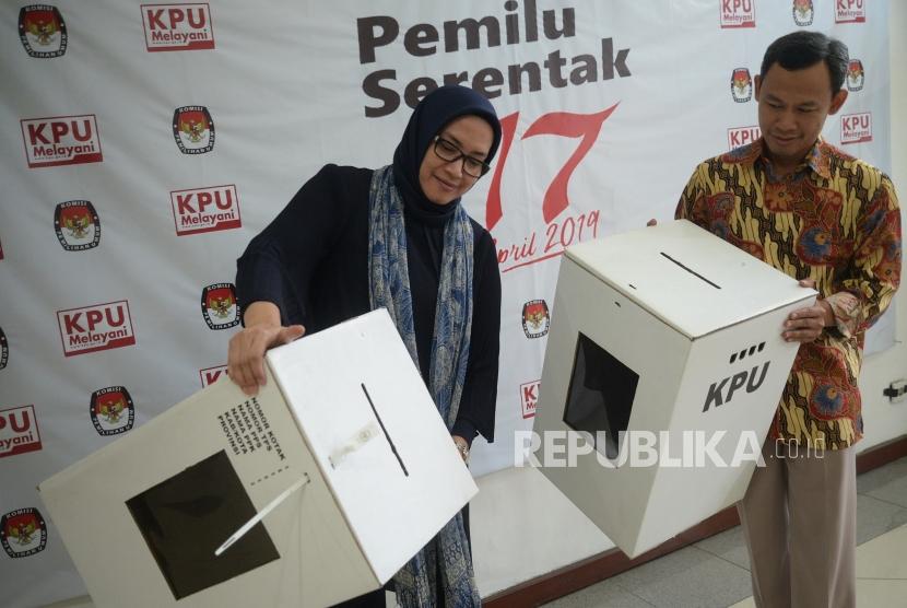 Contoh Kotak Suara Pemilu. Komisioner KPU RI Evi Novida Ginting Manik (kiri) dan Pramono Ubaid Tanthowi menunjukan kotak suara berbahan kardus di Kantor KPU Pusat, di Jakarta, Jumat (14/12).