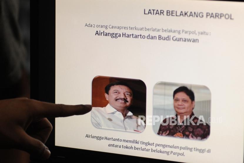  Jurnalis menunjuk paparan hasil survei LSI  menjelang Pilpres 2019 di Graha Dua Rajawali, Jakarta, Jumat (2/2).