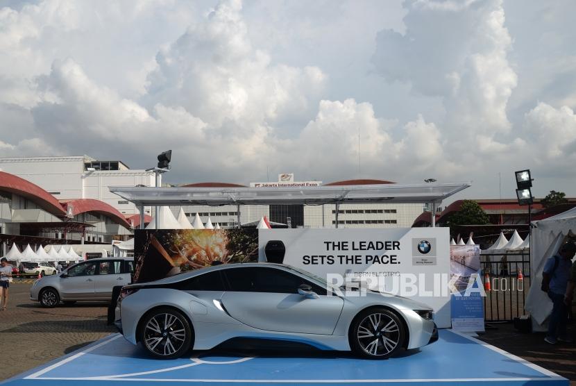 BMW i8 dengan alat pengisian Wallbox Plus ditampilkan dalam Festival Mobil Listrik di ajang IIMS 2018 di JiExpo, Jakarta. BMW meneken kontrak dengan Maroko demi mengamankan pasokan kobalt untuk produksi baterai mobil listriknya.