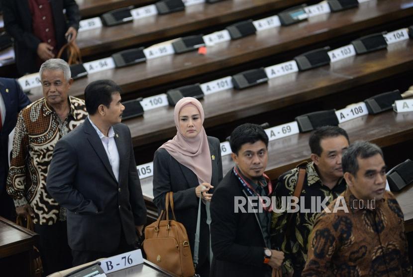 Anggota DPR Mulan Jameela bersama rekan sejawatnya usai mengikuti rapat paripurna MPR di Gedung Nusantara Kompleks Parlemen, Senayan, Jakarta, Rabu (2/10).