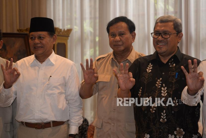 Ketua Umum Partai Gerindra Prabowo Subianto (tengah) bersama Gubernur Jawa Barat Ahmad Heryawan (kanan) serta Calon Gubernur Jawa Barat dari Partai Koalisi Asyik, Sudrajat (kiri) saat melakukan pertemuan di Jakarta, Kamis (1/3).