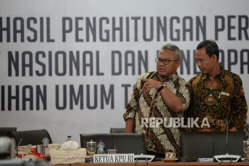 Ketua KPU Arief Budiman berbincang bersama Komisioner KPU Pramono Ubaid Tanthowi ketika mengikuti Rapat Pleno Rekapitulasi Suara Pemilu serentak 2019 Luar Negeri di gedung KPU, Jakarta, Ahad (5/5).