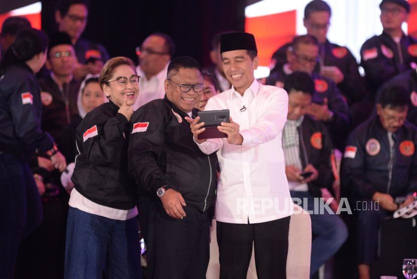 Capres nomor urut 01 Joko Widodo berfoto disela debat pertama pasangan calon presiden dan wakil presiden pemilu 2019 di Jakarta, Kamis (17/1).