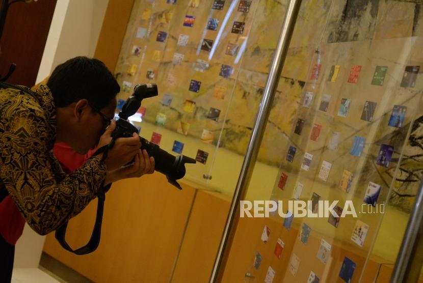 Peluncuran Gerbang Pembayaran Nasional. Pengunjung melihat deretan kartu debit dengan logo GPN pada peluncuran bersama Gerbang Pembayaran Nasional (GPN) di Bank Indonesia, Jakarta, Kamis (3/5).