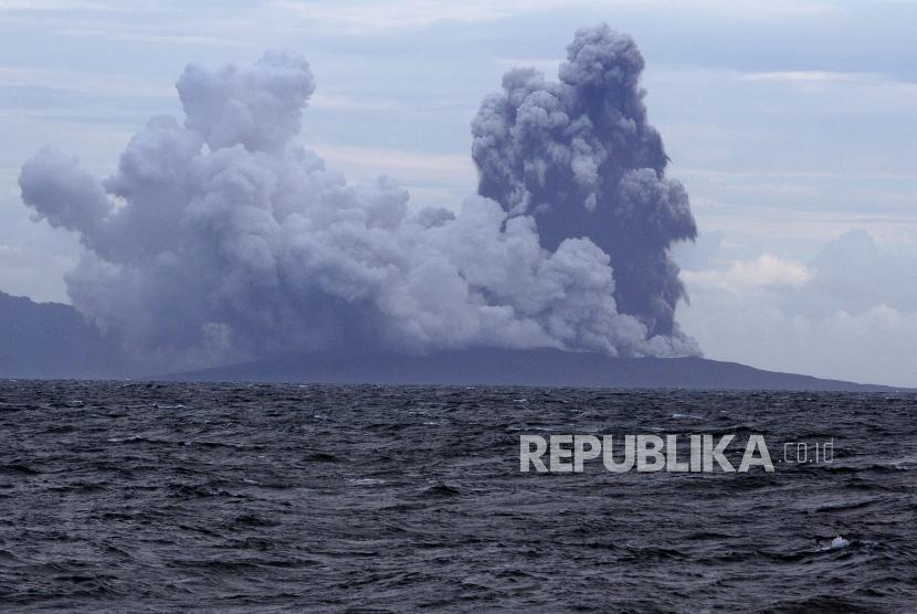 Aktivitas Gunung Anak Krakatau saat erupsi terlihat dari KRI Torani 860 di Perairan Selat Sunda, Lampung Selatan, Jumat (28/12).