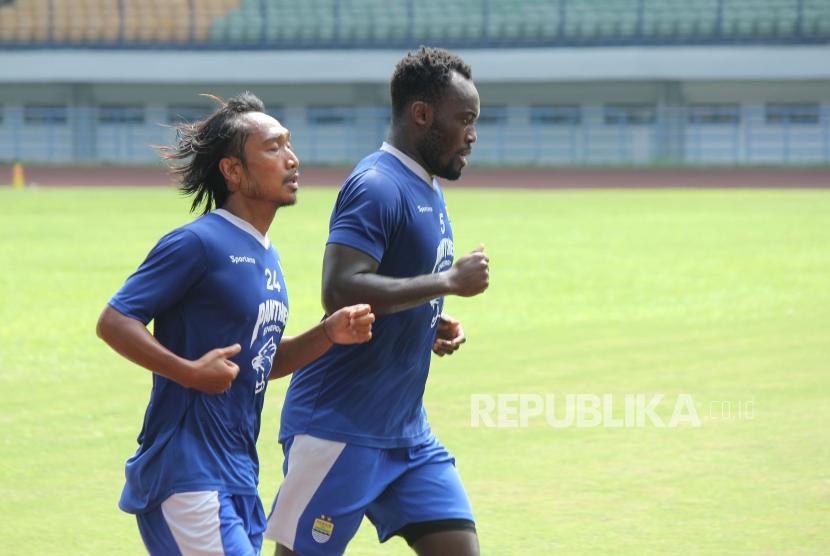 Hariono dan Essien berlatih fisik saat latihan Persib, di Stadion Gelora Bandung Lautan Api (GBLA), Kota Bandung, Senin (12/3).