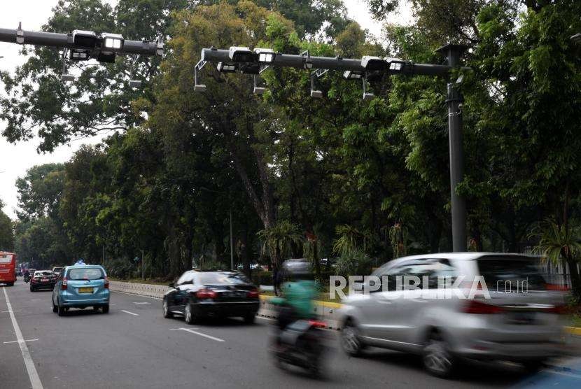 Sejumlah kendaraan melintas gerbang jalan berbayar atau Electronic Road Pricing (ERP) di Kawasan Jalan Medan Merdeka Barat, Jakarta. (ilustrasi)