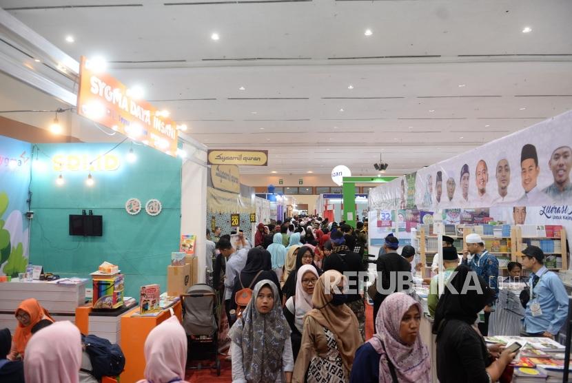 Mulai Padati Pameran. Pengunjung mengunjungi boooth pada Islamic Book Fair 2019 di Balai Sidang Jakarta, Kamis (28/2/2019).