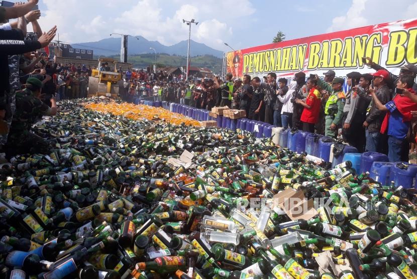 Puluhan ribu minuman keras (miras) termasuk miras oplosan hasil razia dua pekan lalu yang dilakukan Polres Bandung, Satpol PP Kabupaten Bandung dan instansi lainnya 
