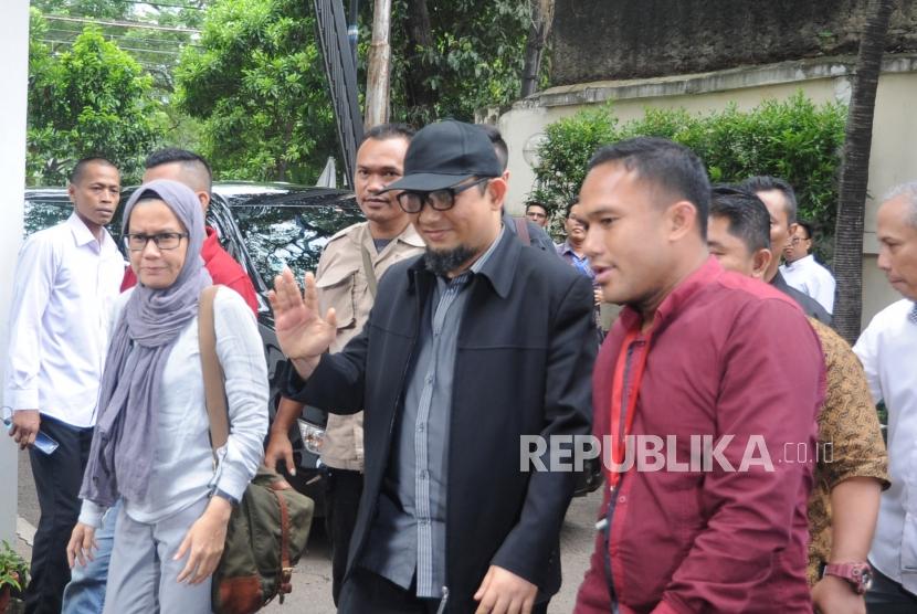 Penyidik Komisi Pemberantasan Korupsi (KPK) Novel Baswedan (tengah) didampingi tim advokat hadir memenuhi panggilan pemeriksaan Tim Pemantauan KasusNovel Baswedan di kantor Komisi Nasional Hak Asasi Manusia (Komnasham), Jakarta, Selasa (13/3).
