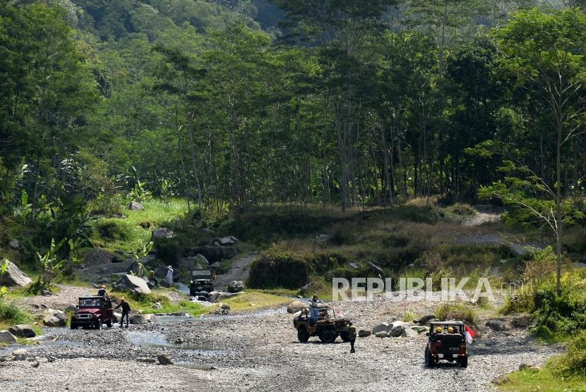 Alternatif Wisata Yogyakarta. Wisatawan menaiki mobil offroad wisata di kawasan Kali Kuning, Cangkringan, Sleman, Yogyakarta, Selasa (6/8/2019).