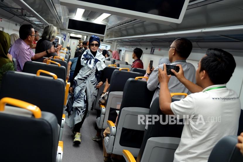 Sejumlah model memeragakan busana di Kereta Api Bandara Soekarno-Hatta, Tangerang, Banten, Kamis (2/5).
