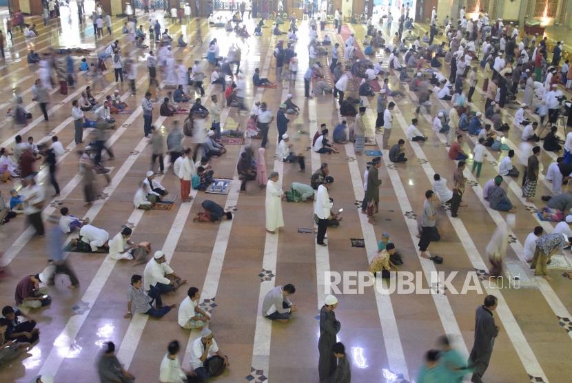 (Ilustrasi) Suasana umat muslim menunaikan salat berjamaah di Masjid Islamic Center, Jakarta, Jumat (18/5).