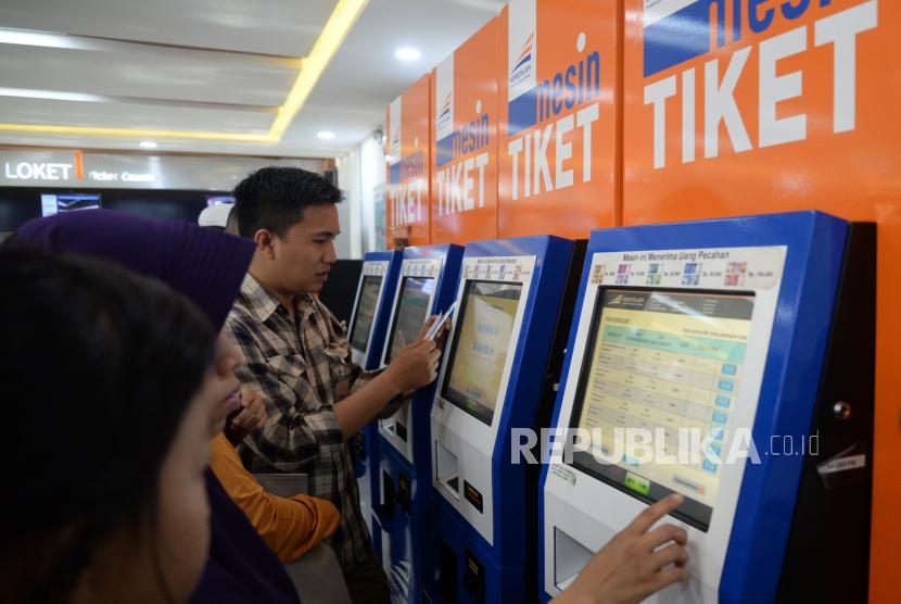 Calon penumpang antre membeli tiket di Stasiun Pasar Senen, Jakarta (ilustrasi) 