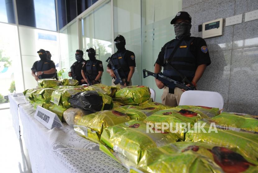 Customs staffs secure the evidences of crystal meth seized by BNN and Customs during a press conference at Customs and Excise Office, Jakarta, Friday (Jan 19).
