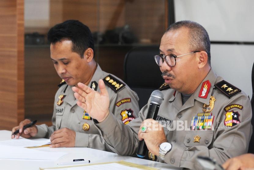 Kepala Divisi Humas Mabes Polri Irjen Pol Setyo Wasisto (kanan) memberikan paparan saat konferensi pers di Mabes Polri, Jakarta, Jumat (11/5).