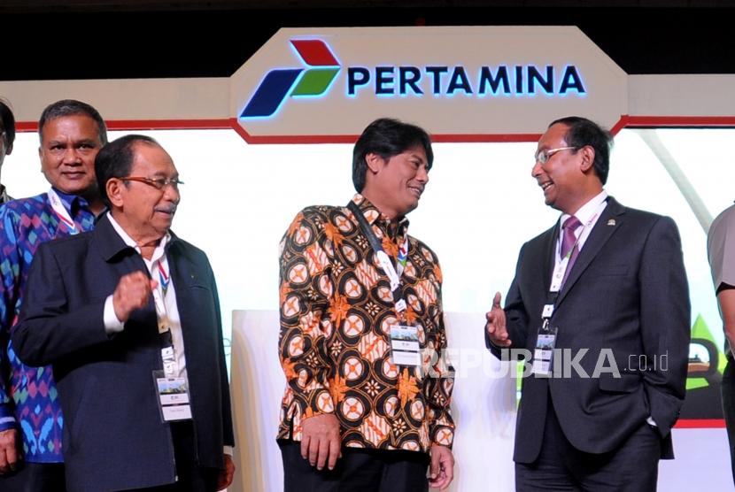 Berbincang.  Komisaris Utama Pertamina Tanri Abeng (Kedua Kiri) Direktur Utama Pertamina Elia Massa Manik (Kedua Kanan) sedang berbincang dengan  Wakil Ketua Komisi VII DPR RI Satya Widya Yudha (Kanan) usai pembukaan Pertamina Energy Forum 2017 di Jakarta, Selasa (12/12).