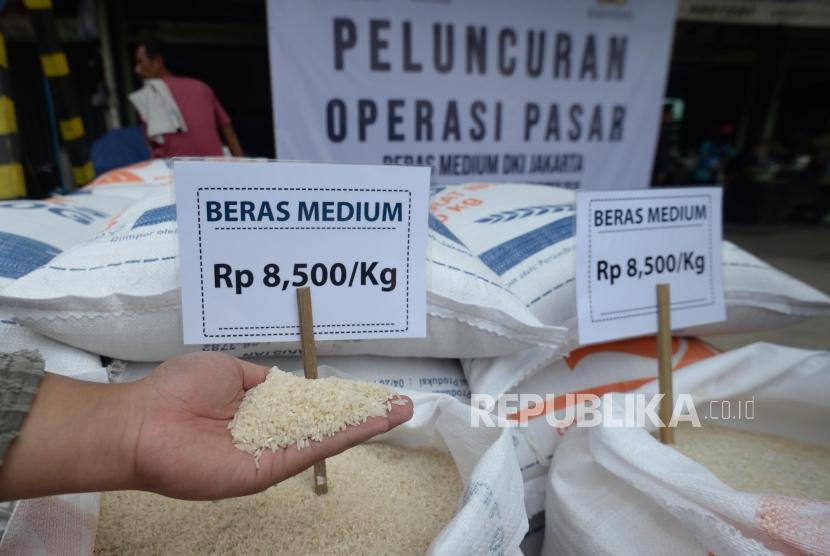 Pengunjung melihat beras beras jenis medium saat peluncuran Operasi Pasar di Pasar Induk Beras, Jakarta Timur, Kamis (22/11).