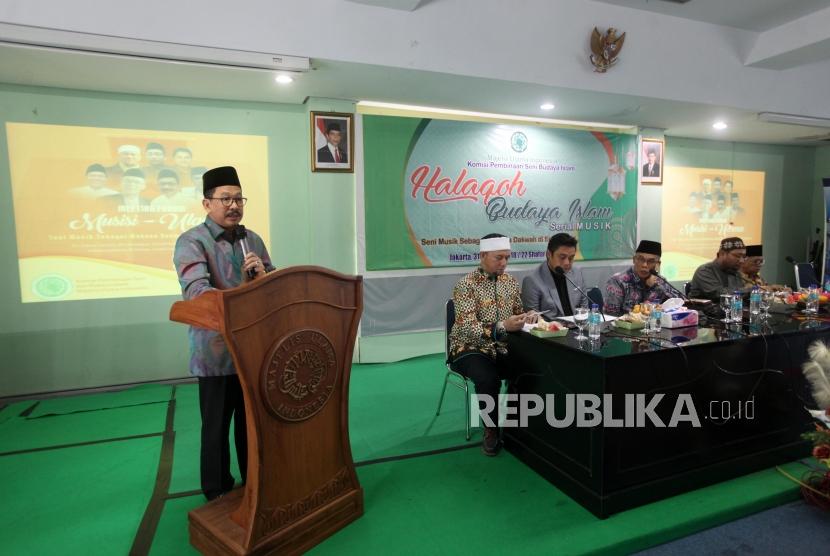 Wakil Ketua MUI Zainut Tauhid (dari kiri ke kanan) bersama Ustadz Erick Yusuf, Musisi Dwiki Darmawan, Ketua Komisi Pembinaan Seni Budaya dan Budaya Islam Majelis Ulama Indonesia Habiburrahman dan jajaran terkait memberikan paparannya saat meeting forum Halaqah Seni dan Budaya Islam Musisi-Ulama di Kantor Pusat MUI, Jakarta, Rabu (31/10).