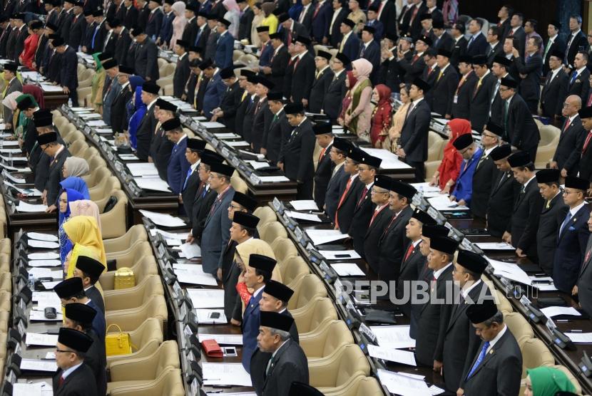 Sejumlah anggota DPR,DPD dan MPR mengikuti sidang paripurna dan pengucapan sumpah/janji anggota DPR,DPD dan MPR periode 2019-2024 di Kompleks Parlemen, Senayan, Selasa (1/10).