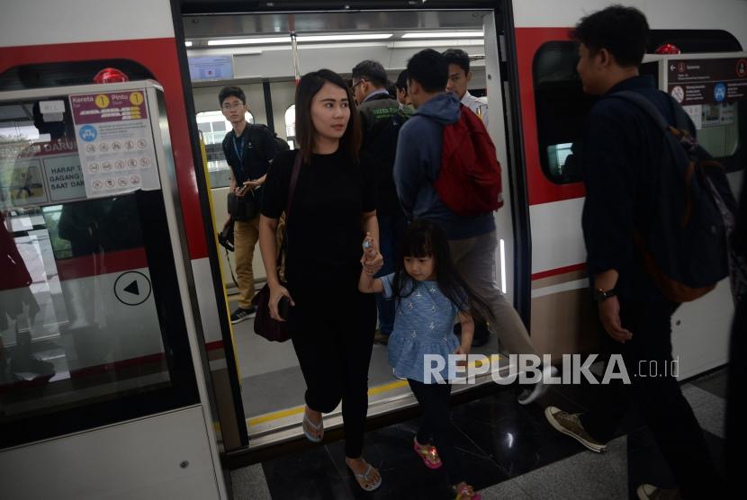 Sejumlah warga mengikuti uji coba publik pengoperasian Light Rail Transit (LRT) fase I rute Kelapa Gading-Velodrome di Jakarta, Selasa(11/6).