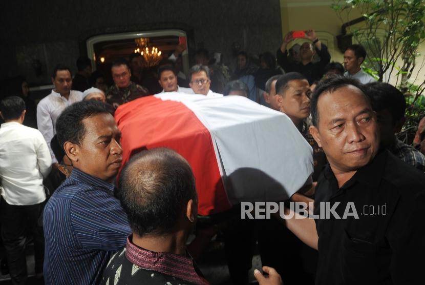 Jenazah Alm Probosutedjo dibawa menuju mobil jenazah menuju Yogyakarta untuk dikebumikan dari kediaman di Jalan Pangeran Diponegoro, Jakarta, Senin (26/3).