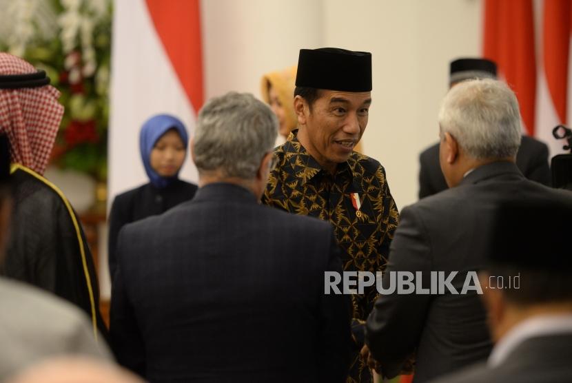 Isra Miraj Presiden Jokowi. Presiden Joko Widodo menyalami tamu undangan usai peringatan Isra Miraj di Istana Bogor, Jawa Barat, Selasa (10/4).