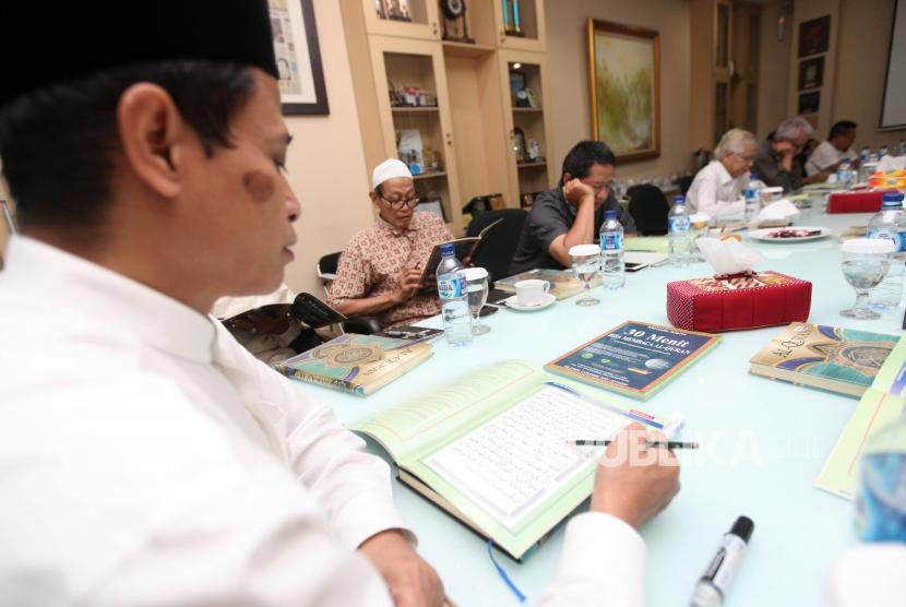 Ustadz Achmad Faridz Hasan memberikan arahan kepada peserta saat mengikuti pelatihan 30 menit bisa membaca Al-quran di Kantor Harian Republika, Jakarta.