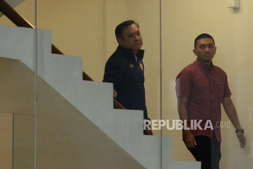 Bupati Pakpak Bharat, Remigo Yolanda Berutu(kiri) tiba di Komisi Pemberantasan Korupsi, Jakarta, Ahad (18/11).