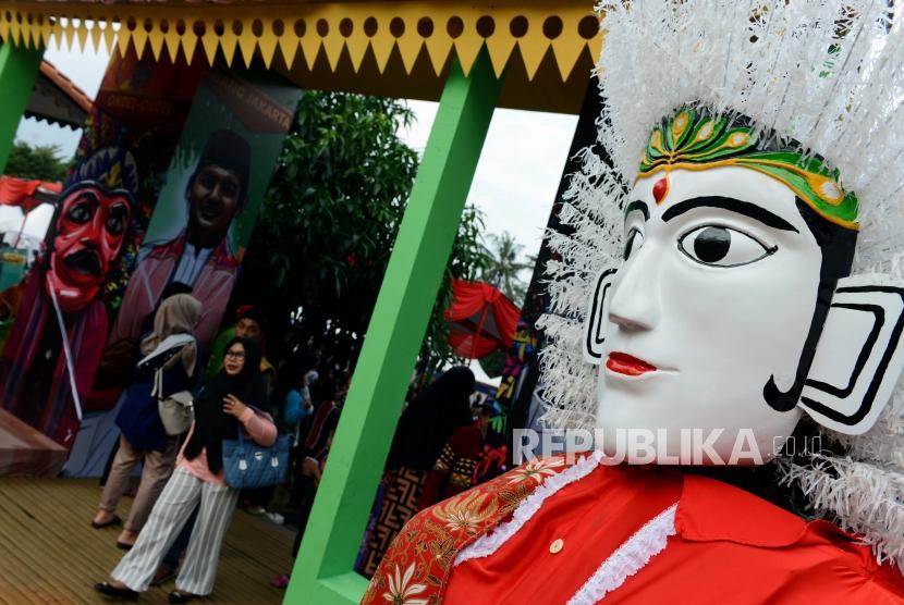 Suasana acara Festival Warisan Budaya Tak Benda di kawasan Setu Babakan, Jakarta, Ahad (28/4).