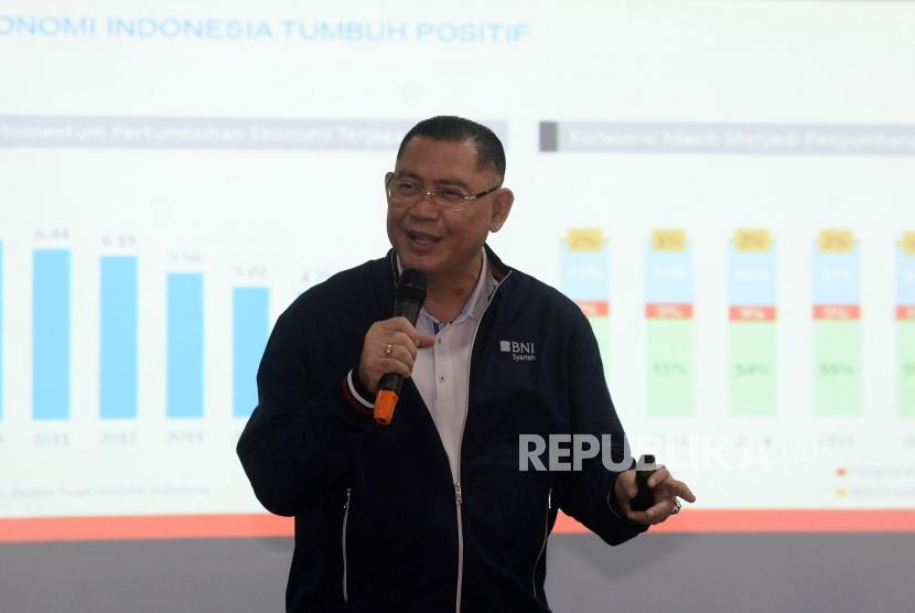 Direktur Utama BNI Syariah Abdullah Firman Wibowo saat memberikan paparan kinerja BNI Syariah triwulan II-2018 di Jakarta, Kamis (26/7).