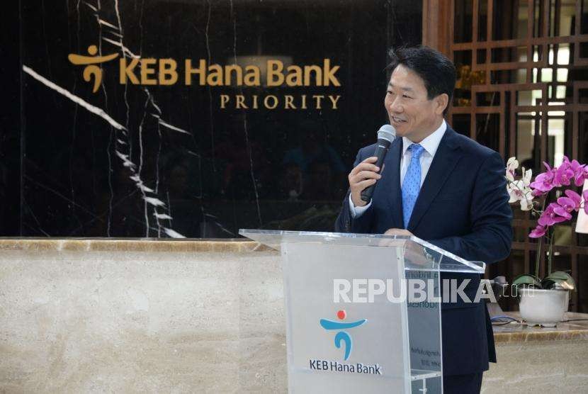 Direktur Utama PT Bank KEB Hana Indonesia Lee Hwa Soo memberikan sambutan sebelum melakukan penandatanganan perjanjian kerja sama peluncuran fitur pada aplikasi mobile Bank KEB Hana yakni MyHana Pay by QR di Jakarta, Selasa (18/9).