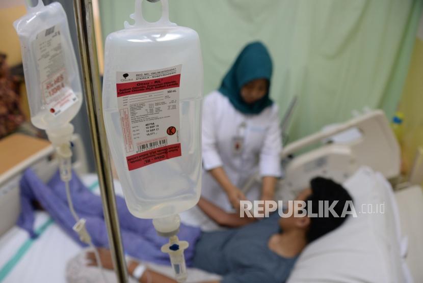 Petugas memeriksa pasien deman berdarah (DBD) di Rumah Sakit Umum (RSU) Kota Tanggerang Selatan, Banten, Selasa (29/1).