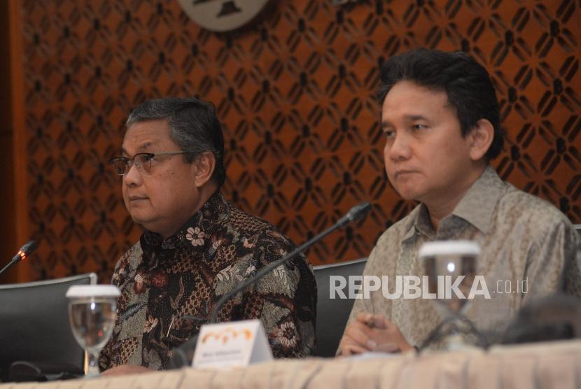 Gubernur Bank Indonesia (BI) Perry Warjiyo (kiri) dan Deputi Gubernur Mirza Adityaswara memberikan keterangan pers hasil Rapat Dewan Gubernur di kantor pusat BI, Jakarta, Jumat (29/6).