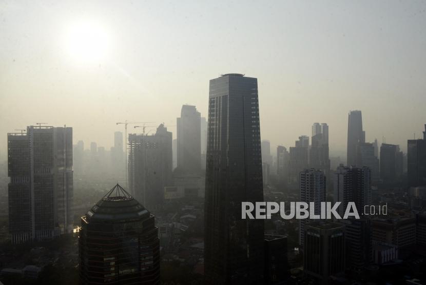 Suasana gedung bertingkat yang diselimuti asap polusi di Jakarta, Rabu (31/7).