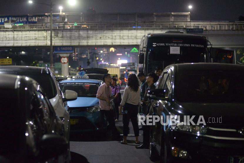 Sejumlah warga dan kendaraan terjebak di jalan tol dalam kota depan kompleks MPR/DPR ketika terjadinya bentrokan antara aparat kepolisian dengan massa di Jakarta,Rabu (25/9).