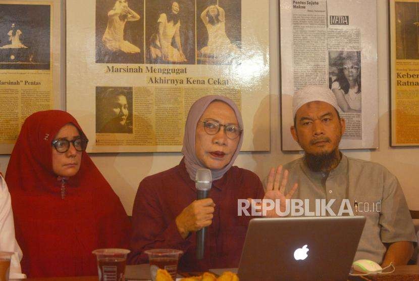 Aktivis Kemanusiaan, Ratna Sarumpaet(tengah) memberikan keterangan kepada media terkait pemberitaan penganiyaan terhadap dirinya di kediaman Ratna Srumpaet, Jakarta, Rabu (3/10).